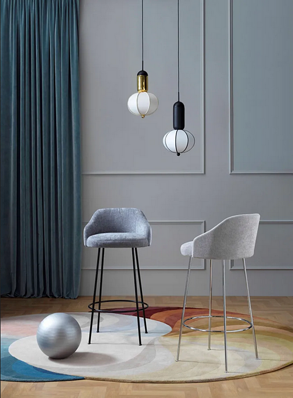 Hochgepolsterter Stoffhocker mit Rückenlehne Saba Isabelle Fabrik SABA aus Italien. Foto №2