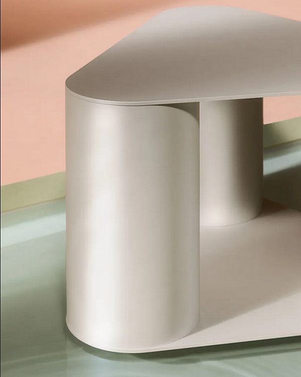 Dreieckiger Couchtisch aus Metall Saba Tres Fabrik SABA aus Italien. Foto №9