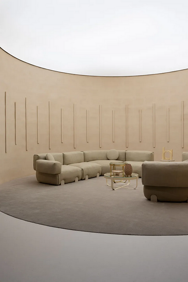 Ecksofa aus Stoff mit weicher Rückenlehne Saba Simposio Fabrik SABA aus Italien. Foto №3