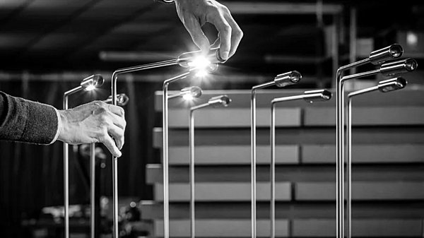 LED Tischlampe aus Aluminium mit schwenkbarem Kopf Lumina FLO 950 Fabrik Lumina aus Italien. Foto №3