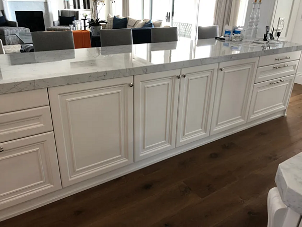 Maßgefertigte Küche aus massivem Holz mit Insel und Griffen Martini Interiors Bakersfield Fabrik MARTINI INTERIORS aus Italien. Foto №2