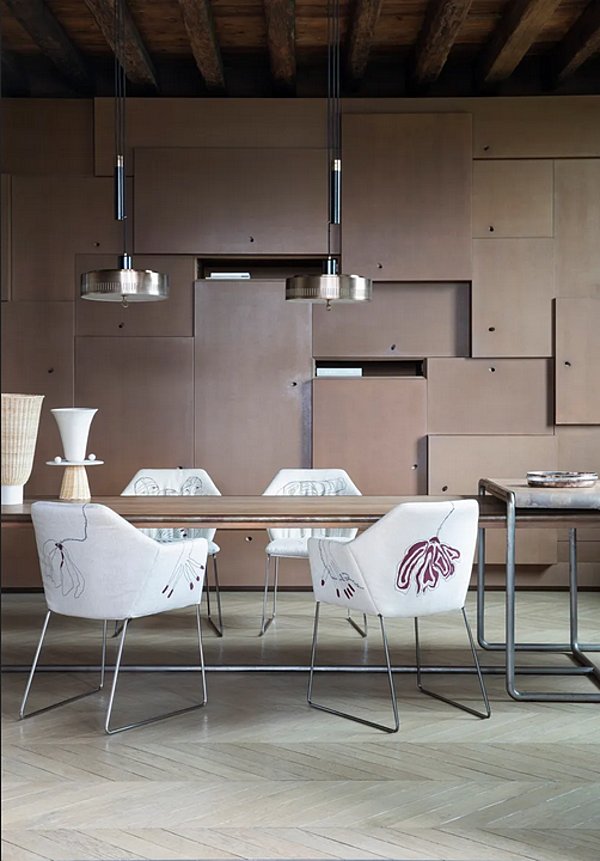 Sled-base-Stuhl mit Armlehnen aus Stoff New York Saba Fabrik SABA aus Italien. Foto №7