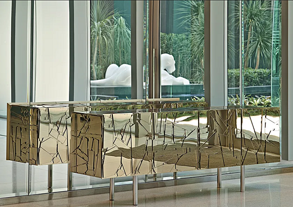 Glasvitrine mit Türen Edra Scrigno Fabrik EDRA aus Italien. Foto №6
