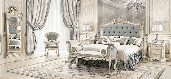 Großes klassisches Schlafzimmer mit elfenbeinfarbener Zierleiste und grauer Stoffpolsterung Fabrik MODENESE GASTONE aus Italien. Foto №1