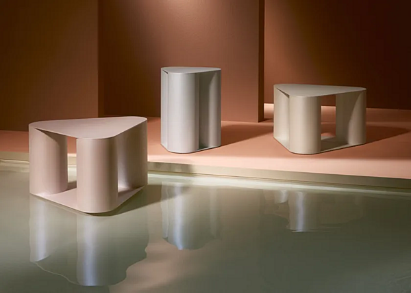 Dreieckiger Couchtisch aus Metall Saba Tres Fabrik SABA aus Italien. Foto №6