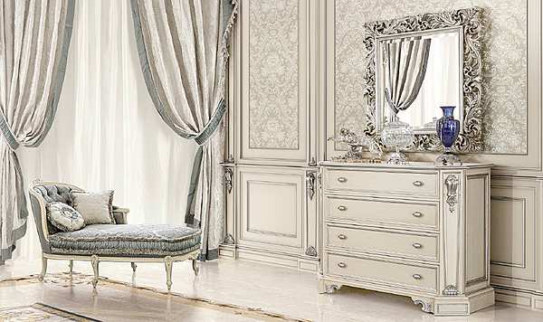Großes klassisches Schlafzimmer mit elfenbeinfarbener Zierleiste und grauer Stoffpolsterung Fabrik MODENESE GASTONE aus Italien. Foto №3
