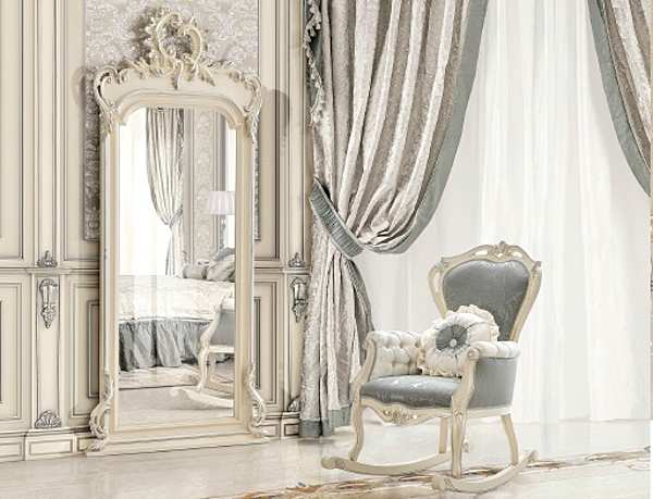 Großes klassisches Schlafzimmer mit elfenbeinfarbener Zierleiste und grauer Stoffpolsterung Fabrik MODENESE GASTONE aus Italien. Foto №5