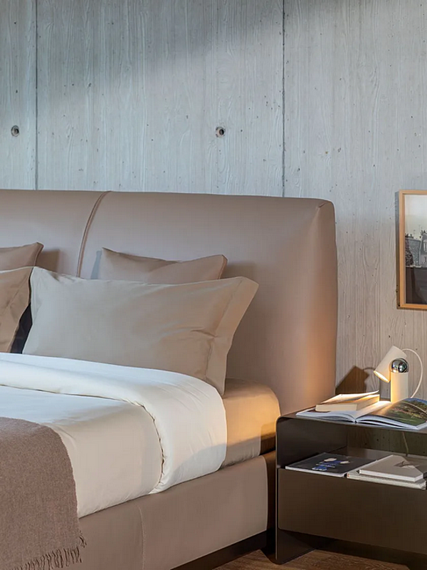 Doppelbett mit gepolstertem Kopfteil aus Stoff Flou Atelierm Fabrik Flou aus Italien. Foto №5