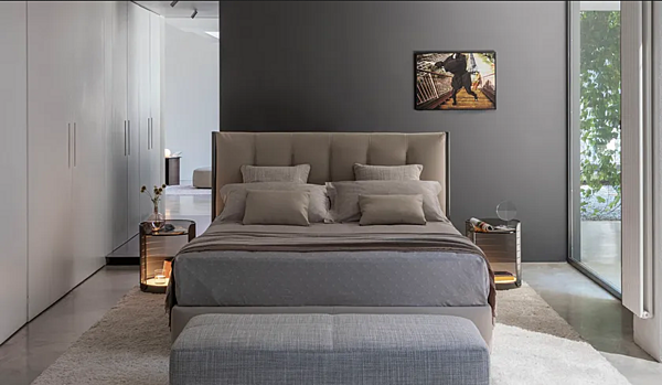 Doppelbett mit hoher gepolsterter Rückenlehne aus Stoff Flou Koi Fabrik Flou aus Italien. Foto №2