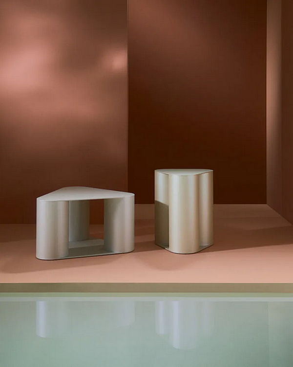 Dreieckiger Couchtisch aus Metall Saba Tres Fabrik SABA aus Italien. Foto №7