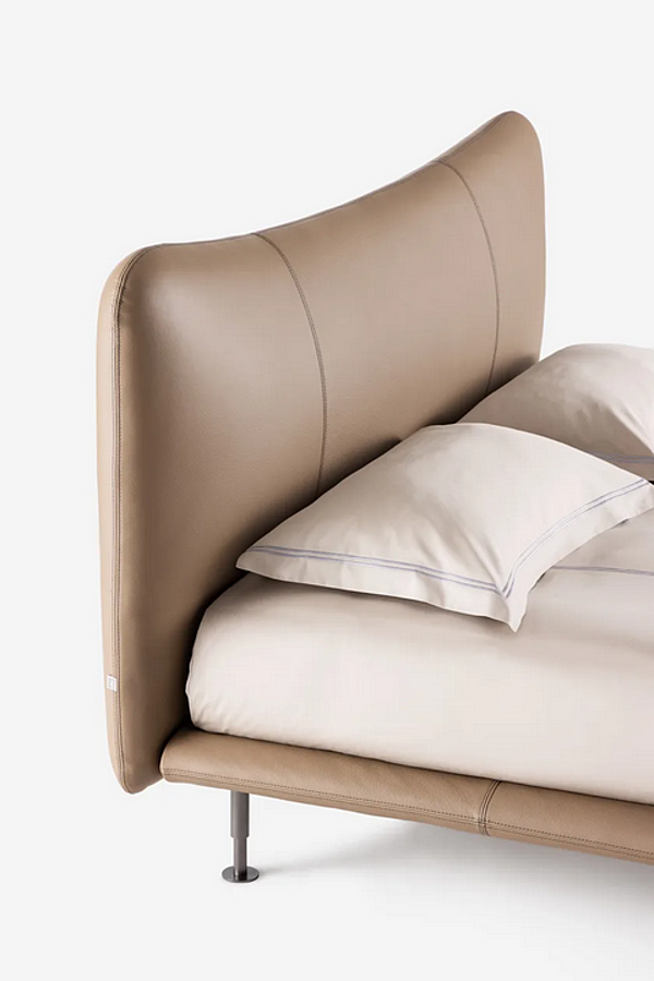 Doppelbett aus Leder mit gepolstertem Kopfteil Flou Baia Fabrik Flou aus Italien. Foto №2
