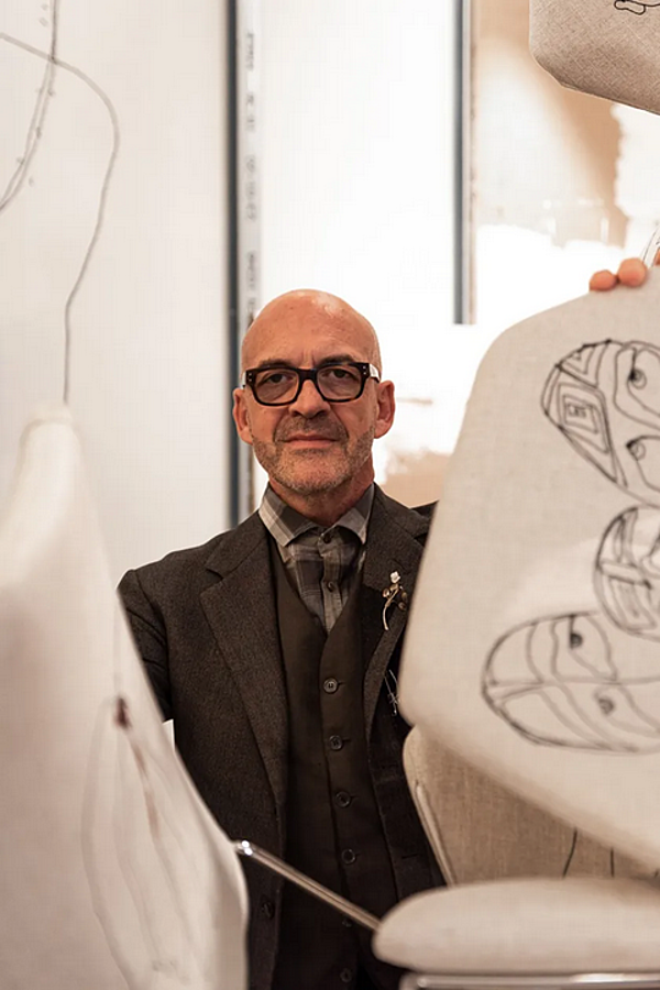 Sled-base-Stuhl mit Armlehnen aus Stoff New York Saba Fabrik SABA aus Italien. Foto №9