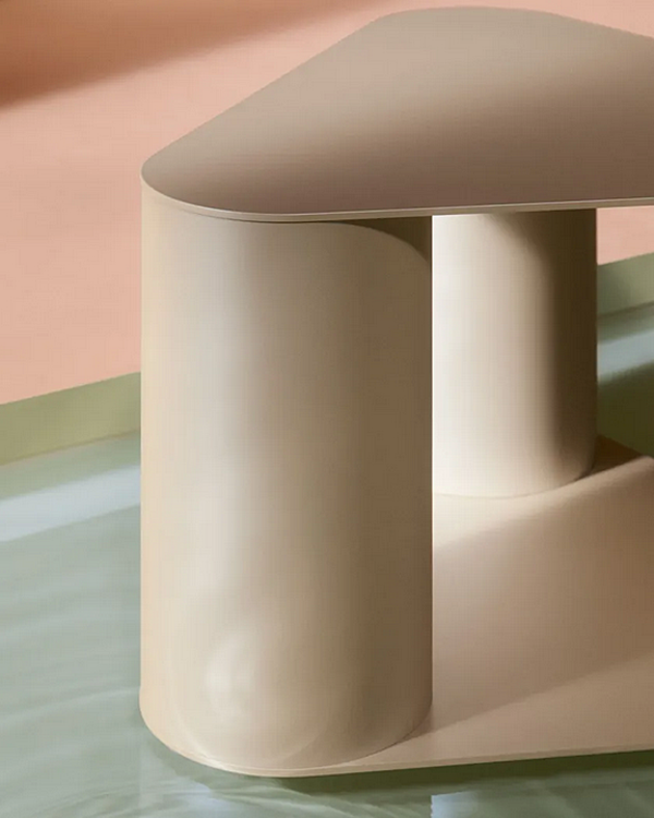 Dreieckiger Couchtisch aus Metall Saba Tres Fabrik SABA aus Italien. Foto №8