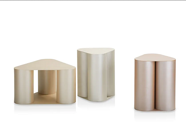 Dreieckiger Couchtisch aus Metall Saba Tres Fabrik SABA aus Italien. Foto №1