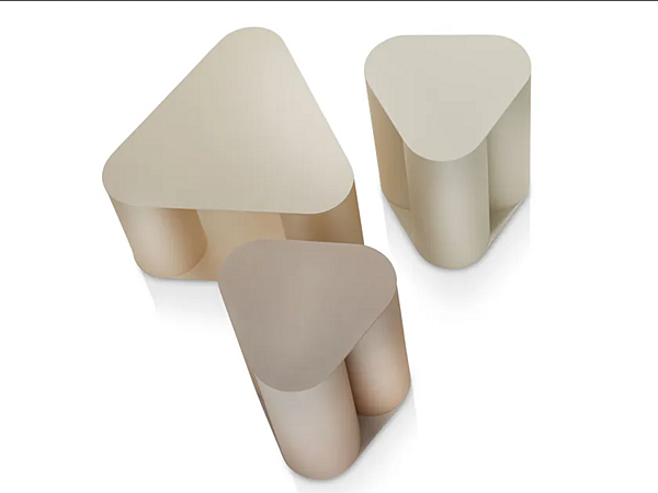 Dreieckiger Couchtisch aus Metall Saba Tres Fabrik SABA aus Italien. Foto №2