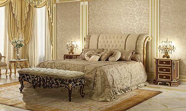Klassisches Schlafzimmer mit Intarsien aus dunklem Walnussholz, beigen und goldenen Stoffpolstern Fabrik MODENESE GASTONE aus Italien. Foto №1
