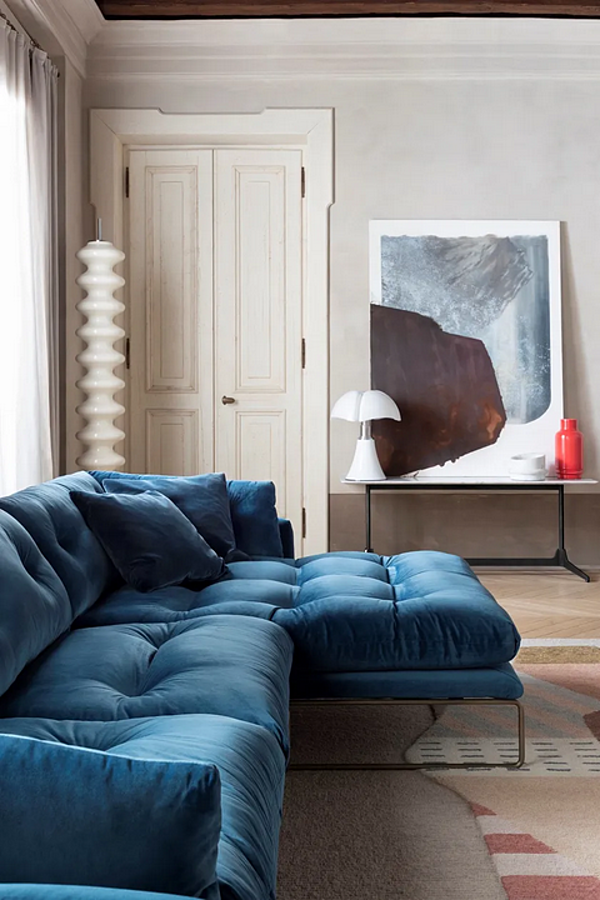 Dreisitzer Sofa mit Stoffbezug und Schlittenbasis Saba New York Suite Fabrik SABA aus Italien. Foto №3