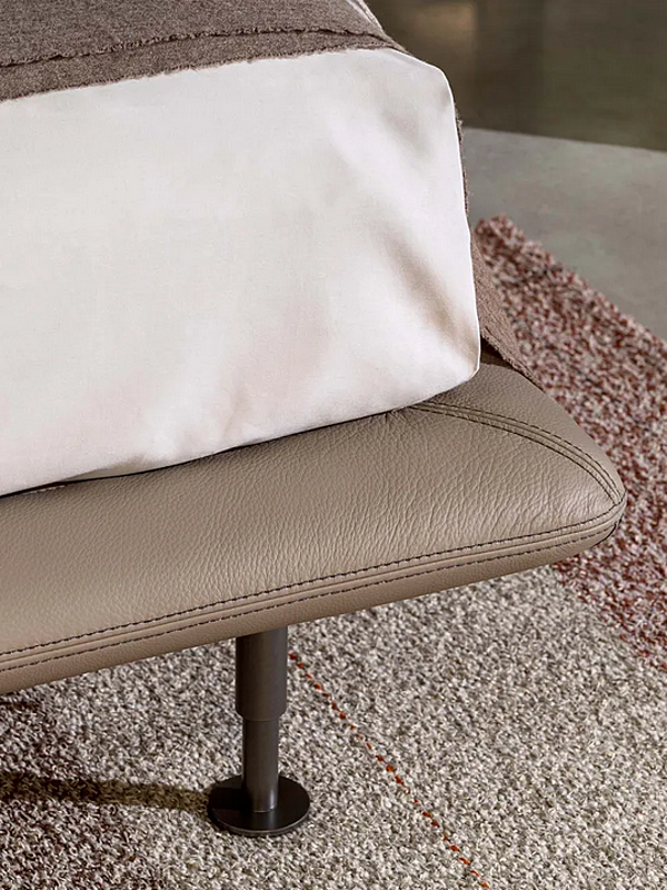 Doppelbett aus Leder mit gepolstertem Kopfteil Flou Baia Fabrik Flou aus Italien. Foto №8