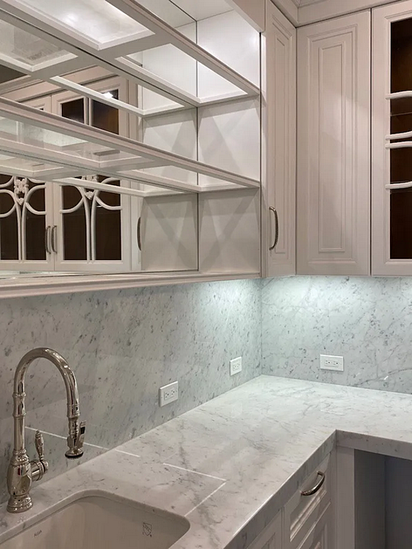 Maßgefertigte Küche aus massivem Holz mit Insel und Griffen Martini Interiors Bakersfield Fabrik MARTINI INTERIORS aus Italien. Foto №4
