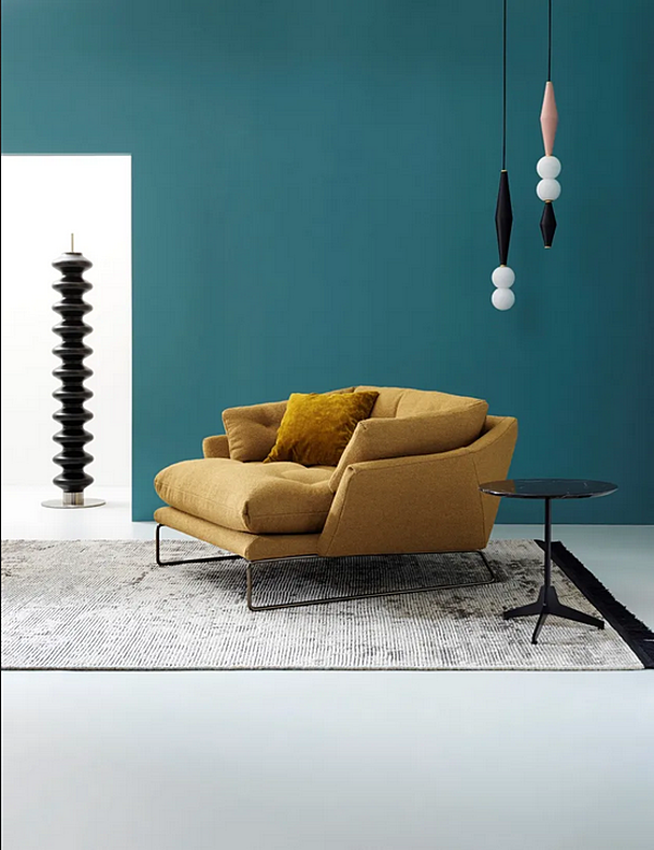 Dreisitzer Sofa mit Stoffbezug und Schlittenbasis Saba New York Suite Fabrik SABA aus Italien. Foto №6