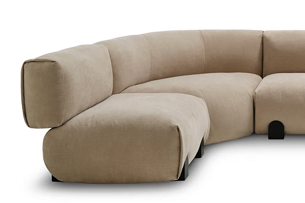 Ecksofa aus Stoff mit weicher Rückenlehne Saba Simposio Fabrik SABA aus Italien. Foto №10