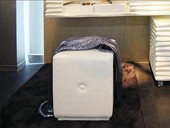 Eckleder Pouf Ebon CORTEZARI 635