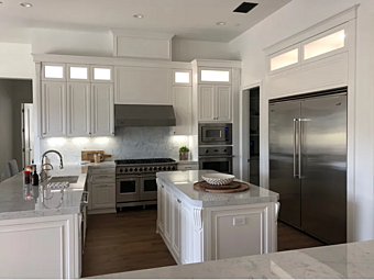 Maßgefertigte Küche aus massivem Holz mit Insel und Griffen Martini Interiors Bakersfield Fabrik MARTINI INTERIORS aus Italien