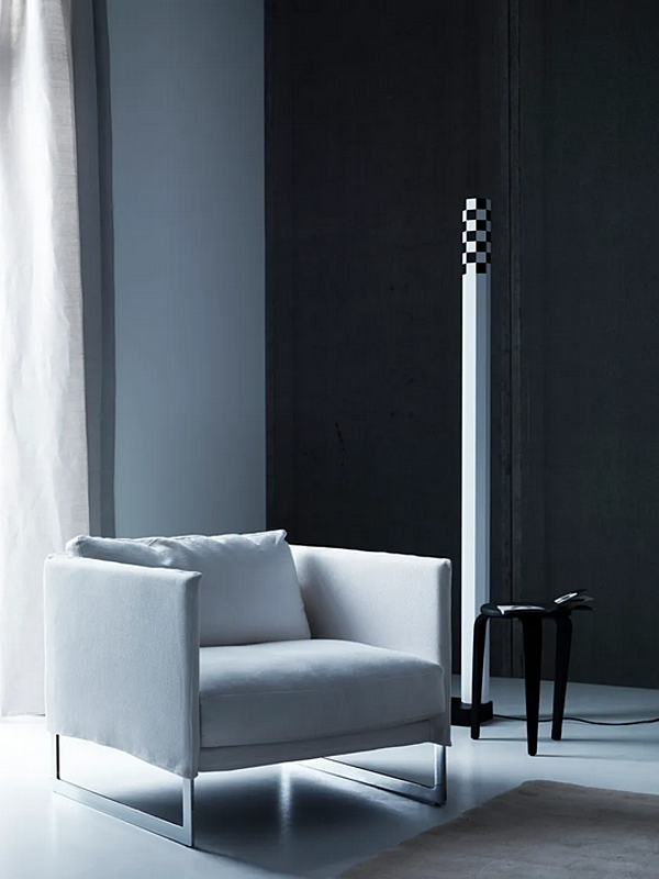 Sled Base Stoffarmstuhl mit Armlehnen Livingston Saba Fabrik SABA aus Italien. Foto №3