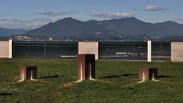 Corten Stahl Pollerleuchte Granito Artemide Fabrik Artemide aus Italien. Foto №3