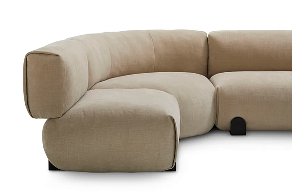 Ecksofa aus Stoff mit weicher Rückenlehne Saba Simposio Fabrik SABA aus Italien. Foto №9