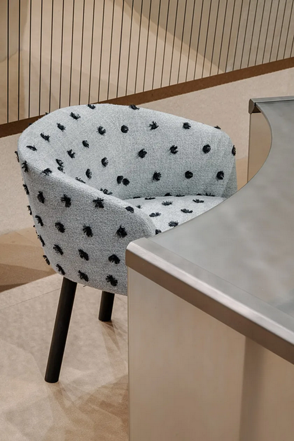 Polsterstuhl mit Armlehnen Livrette Gallotti Radice Fabrik Gallotti & Radice aus Italien. Foto №3