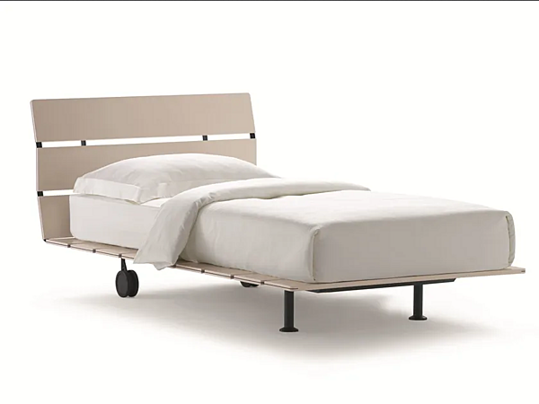 Einzelbett aus Holz mit gepolsterter Rückenlehne Flou Tadao Fabrik Flou aus Italien. Foto №1