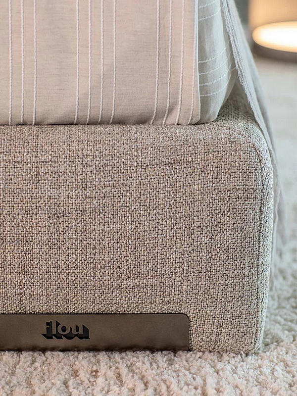 Doppelbett mit gepolstertem Kopfteil aus Stoff Flou Atelierm Fabrik Flou aus Italien. Foto №13